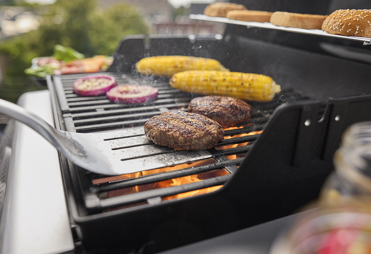 Απεικονίζεται ψήσιμο υλικών στη σχάρα.